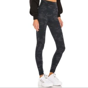 Spanx Look At Me Now Camo Seamless Leggings. Size M.